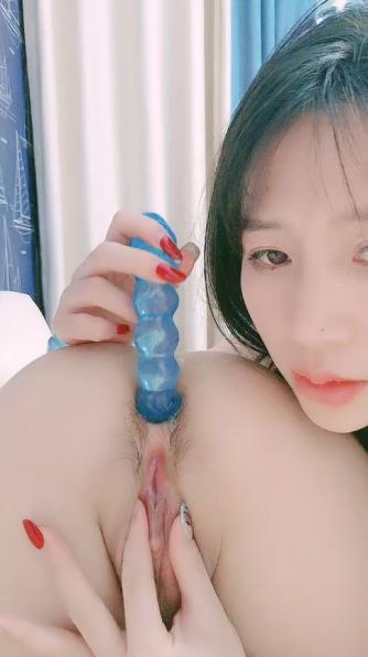 清纯00后冷艳美少女，和闺蜜一起双人秀，水晶棒拉珠双洞齐插，小小年纪玩的开，女同秀互舔骚逼，爸爸好痒啊，马桶上扣穴喷尿