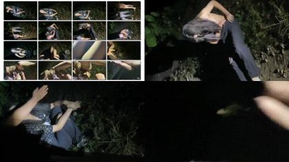 家里缺少管教的美少女偷拿女混混的香烟被发现后把她拉到空地逼迫她脱掉衣服用烟头和甩棍捅她逼78