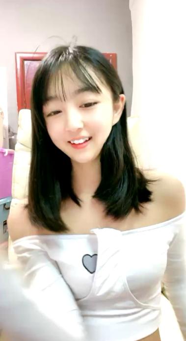 小兔牙超可爱学生妹，几天没播更骚了，伸进内裤自摸起来，掏出奶子紧致粉穴，洗完澡给大家扣一波，表情很投入很享受