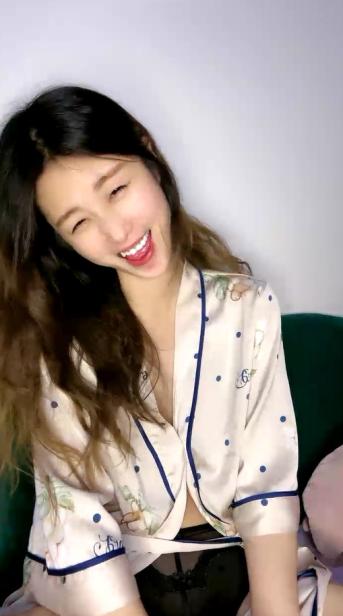 女神下海今日首播，170CM极品美腿，笑起来甜美又很骚，小穴很敏感，跳蛋塞入多是水，玩了一会高潮4