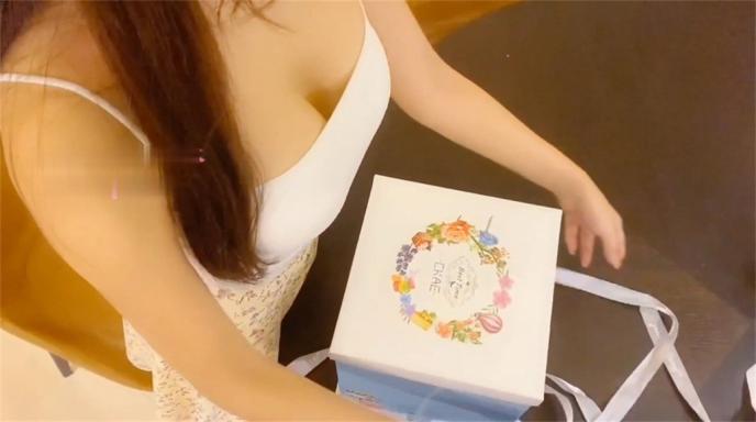 【顶级颜值❤️美艳女神】秀人超人气女神『王馨瑶』最新剧情-生日奶油涂抹摸揉穴 丁字裤丰臀超性感诱惑