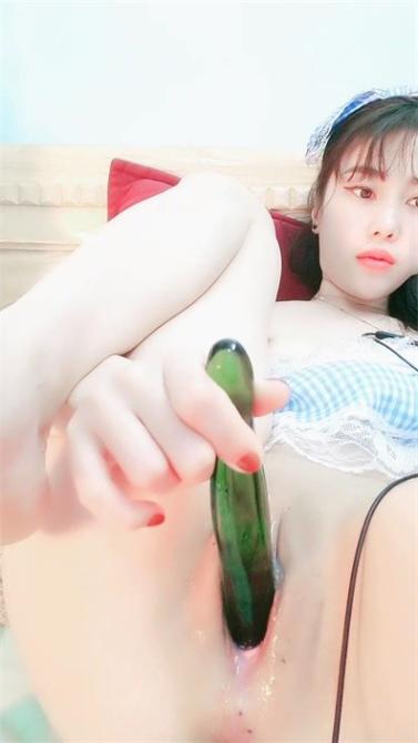 皮肤白皙女仆装妹子，玻璃棒道具自慰，用道具进出刺激阴道，一会就白浆流出了，还用道具捅了下菊花，特写尿尿
