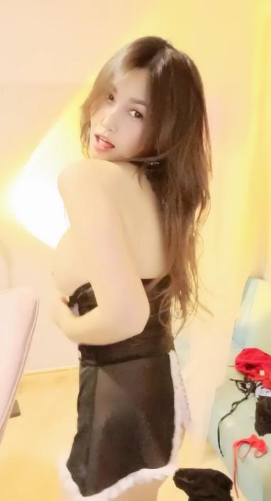 九头身艺术学校女神，下海裸舞玩诱惑，女仆装爆乳好身材，水蛇腰摇摆起来，红色纱布若隐若现，慢慢脱光极度诱人