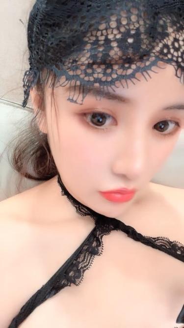 颜值不错的御姐女神，黑丝高跟情趣兔女郎装扮，自己玩大黑牛自慰骚穴，听狼友指挥自慰浪叫呻吟妩媚风骚刺激