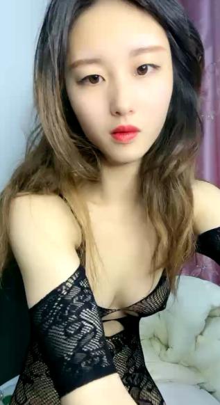 【170CM近日下海颜值女神】九头身顶级美腿，连体网袜表情淫荡，随着音乐自摸骚穴，跳蛋震动阴蒂爽的浪叫，塞入洞洞好湿