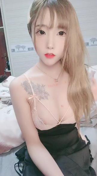 【颜值身材完美】网红级美妞，近日下海露逼小秀，坚挺美乳一线天馒头穴，单腿黑丝撩起裙子，微毛粉嫩小穴