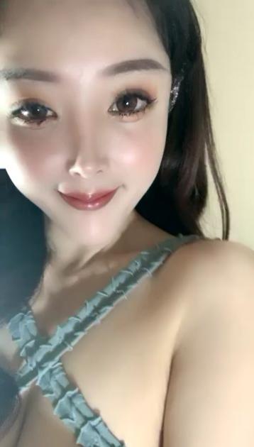 御姐系网红脸骚女，美腿多毛骚逼假屌抽插呻吟