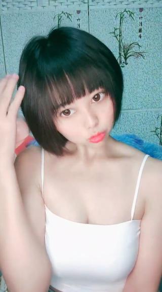 圆圆脸C罩杯短发新人美女，性感吊带小背心，拿出假屌磨蹭骚穴，骑坐抽插猛捅，菊花门口磨蹭，掏出大奶子很柔软