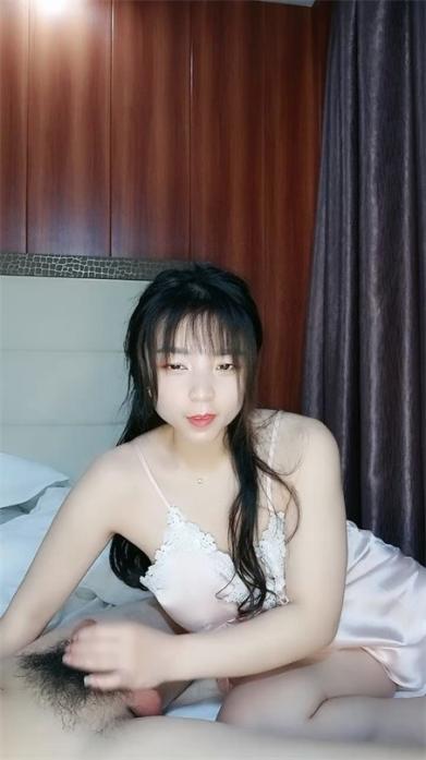 粉色睡衣白皙韵味少妇，露脸吃大屌，多方位吮吸肉棒逼逼也不黑，女上位后入俯视角度操逼花样很多