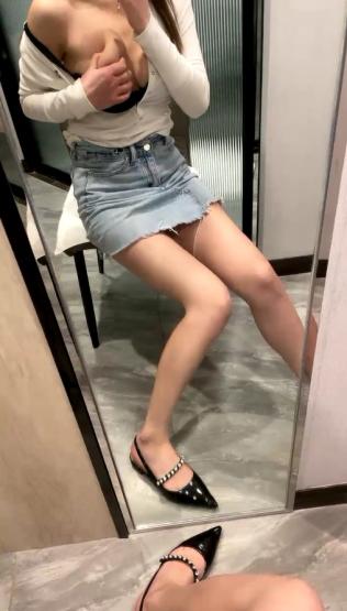 【最近刚播酷酷小姐姐】牛仔短裙高跟美腿，脱光光展示身材，特写多毛骚穴，双指扣入很敏感，一直往外面流出淫水