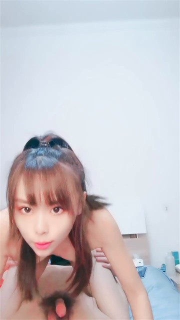 面孔清纯长发尤物卖力口活，手打飞机，相互69互玩，女上位无套啪啪，紧要关头射在肚脐上