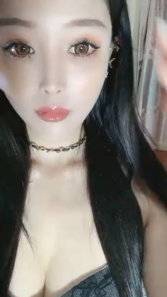 大眼睛网红美女，大尺度收费秀，掰穴特写里面湿湿，假屌爆插流出白浆，翘起肥臀后入，双指猛扣骚逼，浪叫呻吟不断