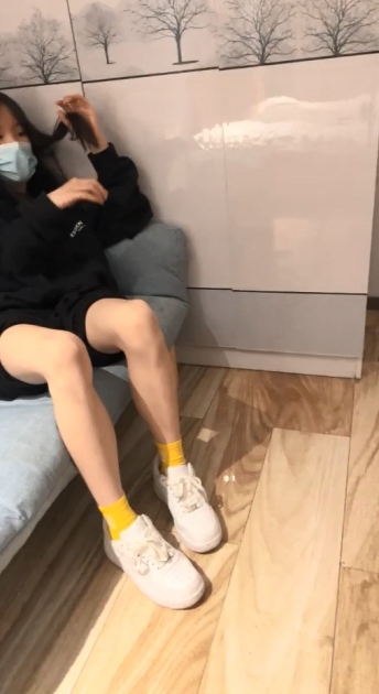 21岁大学生，下海赚快钱，D罩杯美乳，坚挺白嫩，后入特写菊花和鲍鱼，男友已经调教到位超会玩