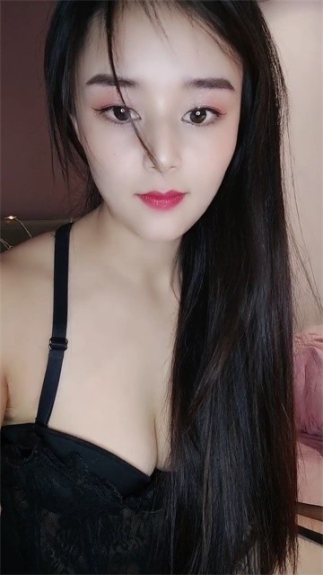 颜值爆表黑丝吊带极品美少妇，约个胖男啪啪操逼，就是鸡鸡太短了，带个套就摇起来一会缴枪
