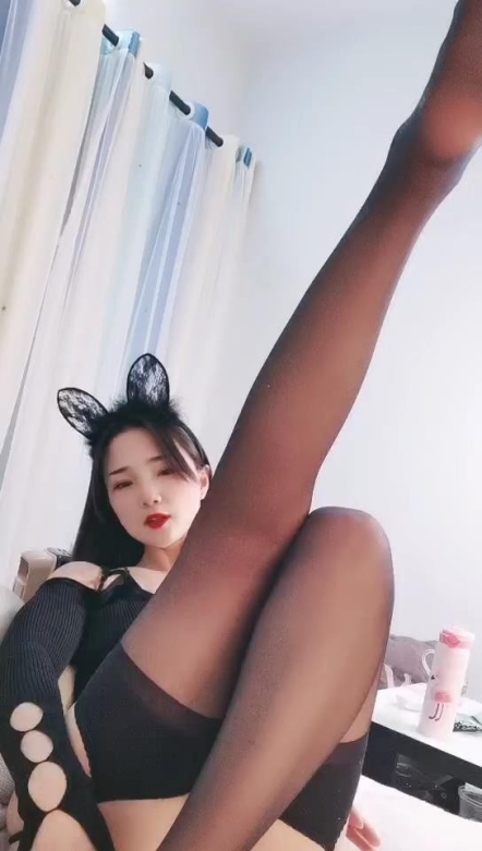黑丝烈女--宝儿❤️，女生穿起黑丝十分妩媚，芊芊细手，纯净鲍鱼，举手投足间诱惑死啦！