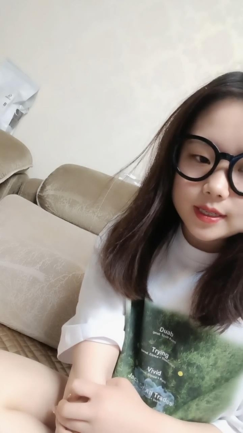 山西太原--胸模小李❤️可约，无限次数的稚嫩女孩，紧凑的肌肤，大奶子是真诱人，下面干燥的小穴好想被肏！