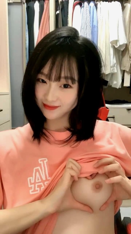 哈尔滨-胖次❤️：呦呵给哥哥比个心，刷礼物啥都不看的就是好大哥，白嫖的可是烂屁眼哈哈哈，射到我嘴里好给你解解渴，靠不要