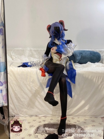 ✿福利姬✿ 最新玲珑娇躯网红美少女▌仙仙桃 ▌开档黑丝Cos甘雨 阳具速插娇嫩粉穴 爆浆高潮喷到镜子上了