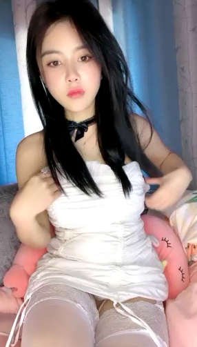 潮吹女王--小米❤️清纯校园女神，内心却是妥妥的骚货，粉色玩具自慰、流一床的白浆，玩着玩着敏感到尿失禁！