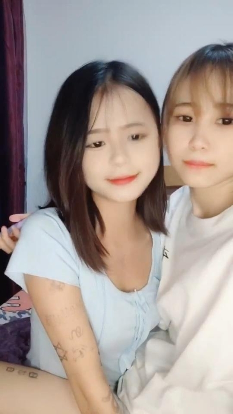 哥哥你好棒❤️：多人群战，十分之淫乱,有一个皮肤白白的年轻妹子很害羞，B还很紧这这这这这是新的群P团队,精彩不容错过！
