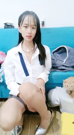 小骚货居家和男友操逼，苗条身材，撩起裙子就是操，特写视角美臀猛坐，打桩机操的语无伦次，浪叫呻吟不断