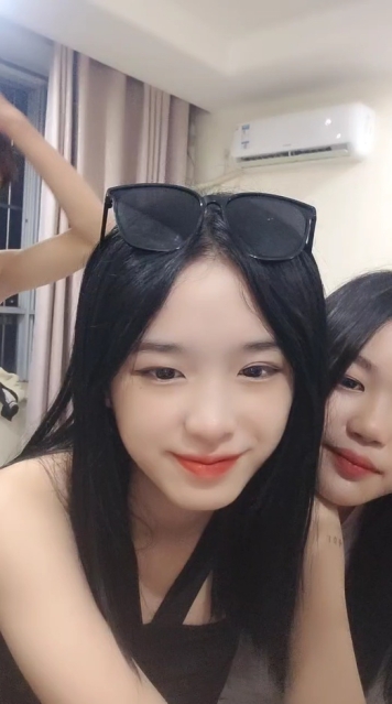 18岁梦涵宝贝❤️：小屁孩初次被口，爽不爽，有多爽，很爽，你不要害羞啊，不干啊，吊毛一个，性经验不足口硬了都不敢干！