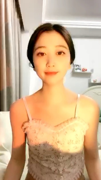 超清纯校花--夏天的夏❤️，颜值、身材让人看了直流口水，声音温柔听她聊天就是心情舒畅，揉奶露毛真好看！