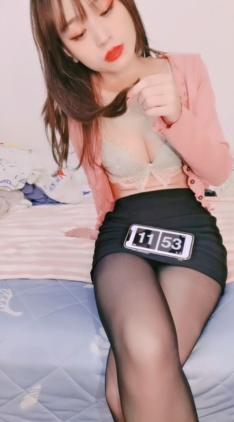 C罩杯极品美乳小姐姐，大红唇性感黑丝，足交舔屌，第一视角操无毛肥穴，扶着细腰站立后入，搞完厕所尿尿