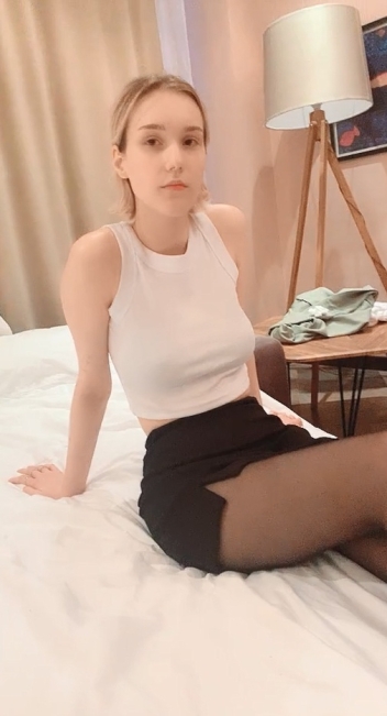 小伙在国外过上了帝王般的生活，极品19岁，小仙女全身粉嘟嘟，无套内射