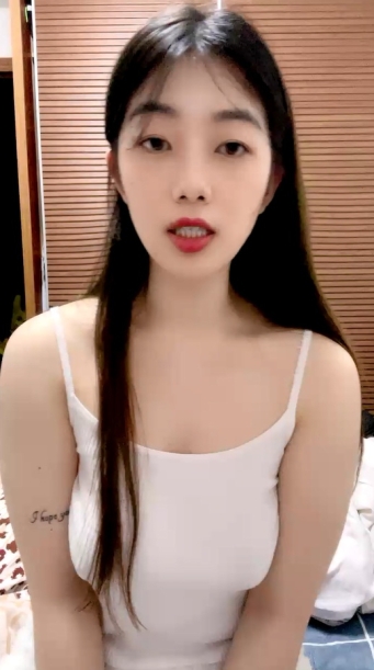 七彩主播--幼校老师❤️ ：极品在校大奶老师~B粉嫩啊~爱了爱了，校园清纯，回家露大淫屄，判若两人！