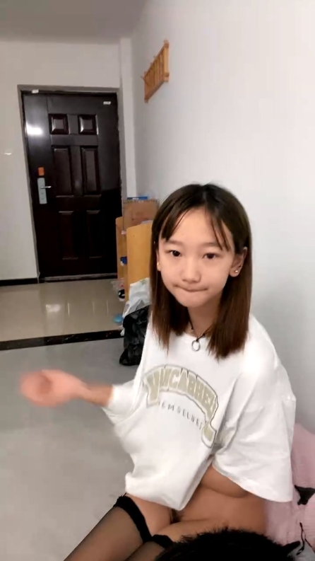 这学妹好嫩，露脸丝袜镜头玩炮击，享受不停抽插浪叫，被干的都快哭了表情好骚，旁边小哥哥指挥精彩不要错过