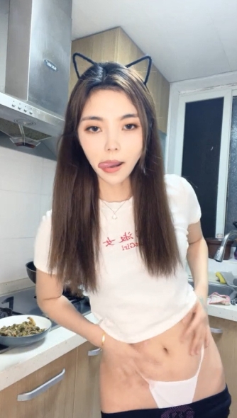 美娇厨娘-沐沐雅❤️：这样的女人你会娶吗，下的厨房，淫得厅法，边吃炒好的菜，边自慰淫叫，太诱惑啦忍不住撸！