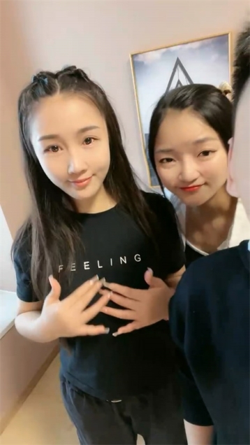 【火爆推荐❤️新人首操】七彩女神『操浪姐』超养眼女神下海 激情4P性战 操的淫乱 玩的奔放