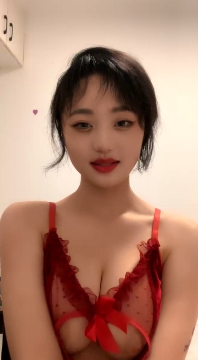 颜值区转黄播极品美女，性感红色透视装，D罩杯顶级美乳，半脱下内裤露美臀，揉捏奶子超级柔软