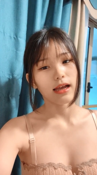 02年高颜值活泼美女，大姨妈还没走完就秀，小舌头舔着假屌，振动棒磨蹭粉穴，浪叫呻吟一脸淫荡