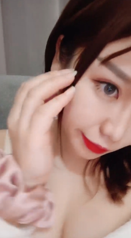 巨乳美熟女少妇--❤️你们不要着急嘛，弄得我都不会了，你能做多久呀，你喜欢我这种类型吗，喜欢比较成熟的，骑乘大叫春！