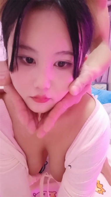 短发漂亮大眼妹妹奶奶不小角度姿势很娴熟多方位口交只留了一撮阴毛后入操的奶子乱颤