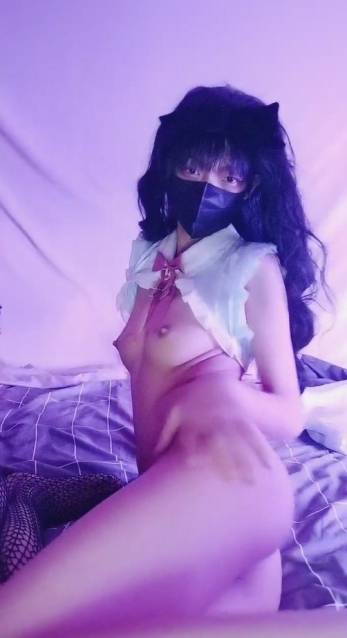 蝙蝠侠头套装扮！真实女同激情，穿戴假屌操逼，连体网袜肥臀，后入抽插，轮换穿戴各种互操