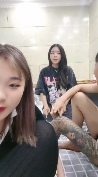 【三个小妹妹】一堆00后少男少女淫乱，童颜大奶嫩妹萝莉，轮换挨个操，双腿肩上扛，激情深插爽翻天