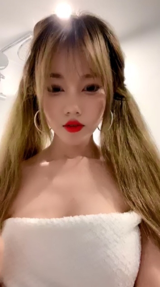 精品推荐！极品身材美乳萌妹，初下海，浴室诱惑，腰细胸大完美，揉捏奶子诱人大红唇