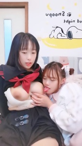 长相可爱的丸子头妹子，巨乳白皙奶，一黑一白，多人群战，淫乱至极