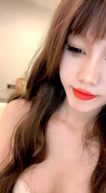 女神 ！女神 ！大波浪黄发美少女  身材一流白嫩美乳 带上黑框眼镜  脱光光诱惑  扭腰摆弄姿势