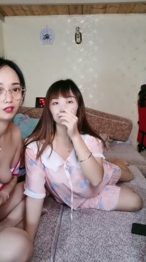 眼镜骚御姐4P名场面大战！拔下内裤！极品一线天馒头逼 69姿势舔逼 一人一个后入爆操 交换抽插