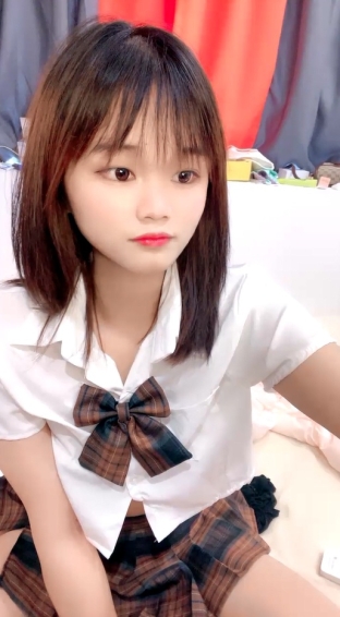 JK装卡哇伊18学生妹  娇小身材  黑丝袜萝莉蹲  双腿夹着假屌骑坐 翘起屁股后入 表情淫荡骚的很