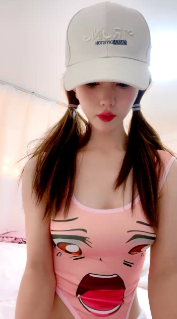 女神 ！女神 ！鸭舌帽美少女  双马尾死库水  坚挺美乳粉嫩  脱光多毛粉穴特写  揉搓手指扣弄